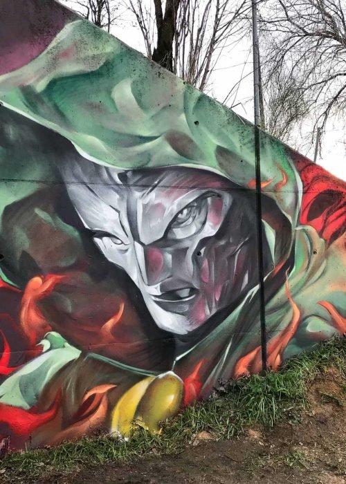 Mural de Doctor Doom, villano de Marvel, con capucha verde y fondo de fuego