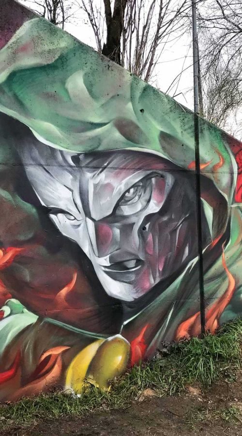 Mural de Doctor Doom, villano de Marvel, con capucha verde y fondo de fuego