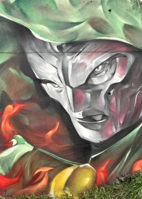 Mural de Doctor Doom, villano de Marvel, con capucha verde y fondo de fuego