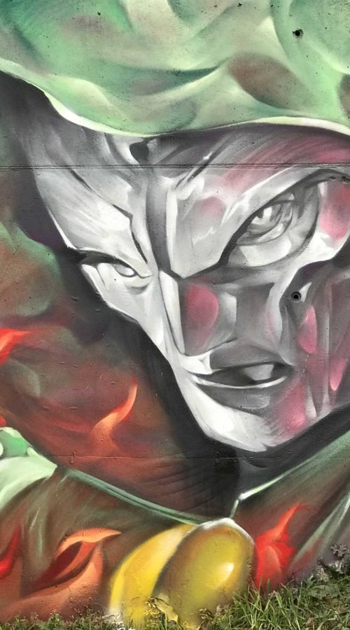 Mural de Doctor Doom, villano de Marvel, con capucha verde y fondo de fuego
