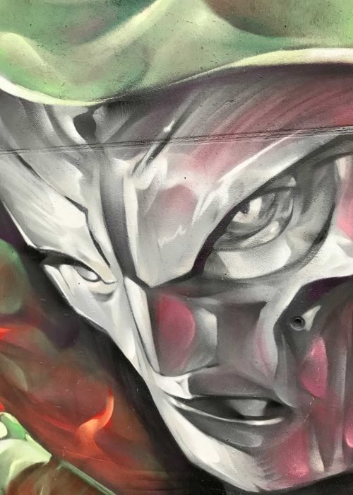 Mural de Doctor Doom, villano de Marvel, con capucha verde y fondo de fuego