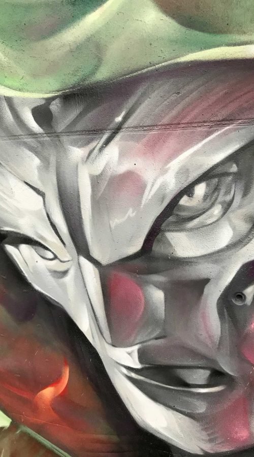 Mural de Doctor Doom, villano de Marvel, con capucha verde y fondo de fuego