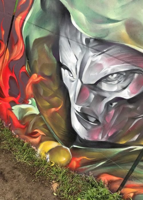 Mural de Doctor Doom, villano de Marvel, con capucha verde y fondo de fuego