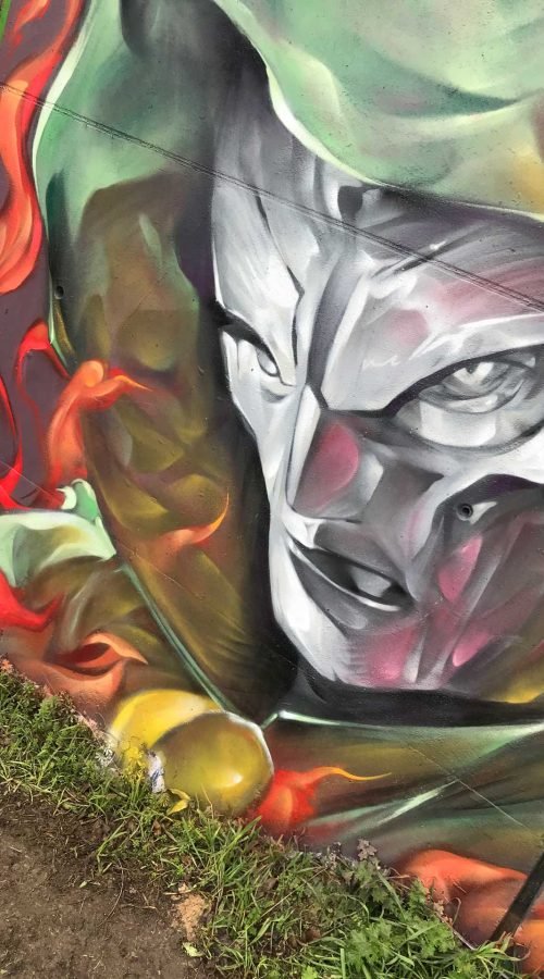 Mural de Doctor Doom, villano de Marvel, con capucha verde y fondo de fuego