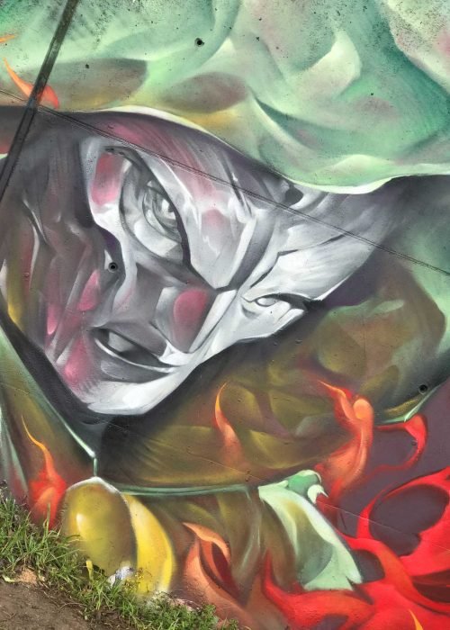 Mural de Doctor Doom, villano de Marvel, con capucha verde y fondo de fuego