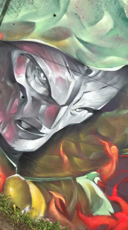 Mural de Doctor Doom, villano de Marvel, con capucha verde y fondo de fuego