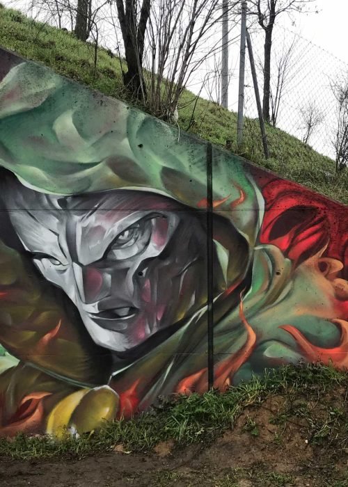 Mural de Doctor Doom, villano de Marvel, con capucha verde y fondo de fuego