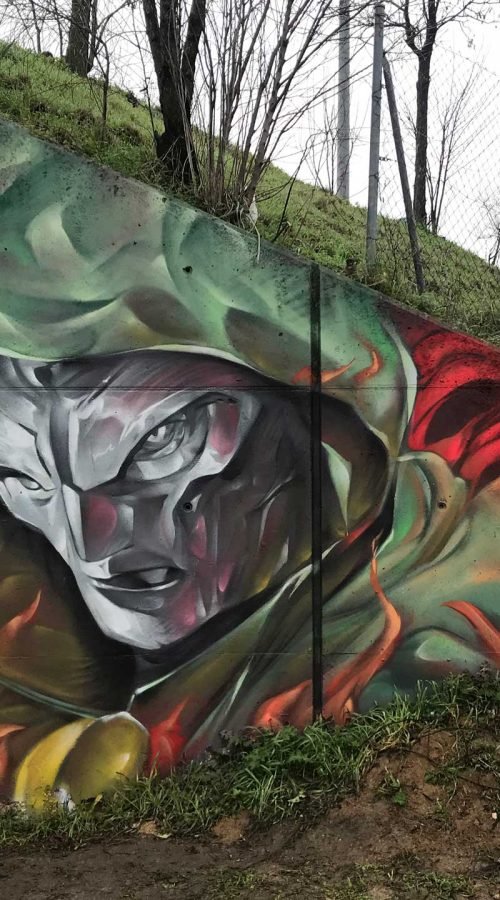 Mural de Doctor Doom, villano de Marvel, con capucha verde y fondo de fuego