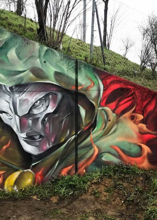 Mural de Doctor Doom, villano de Marvel, con capucha verde y fondo de fuego