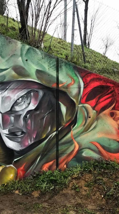 Mural de Doctor Doom, villano de Marvel, con capucha verde y fondo de fuego