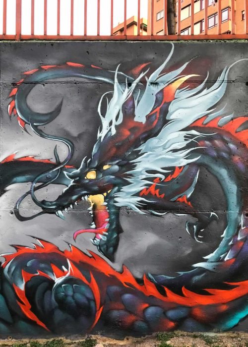 Mural urbano de dragón japonés en estilo mitológico con fuego
