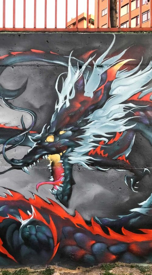 Mural urbano de dragón japonés en estilo mitológico con fuego