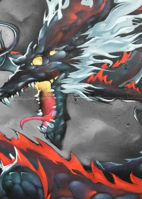 Mural urbano de dragón japonés en estilo mitológico con fuego
