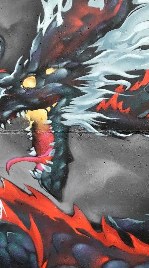 Mural urbano de dragón japonés en estilo mitológico con fuego