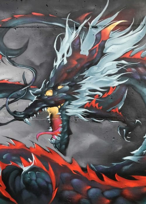 Mural urbano de dragón japonés en estilo mitológico con fuego