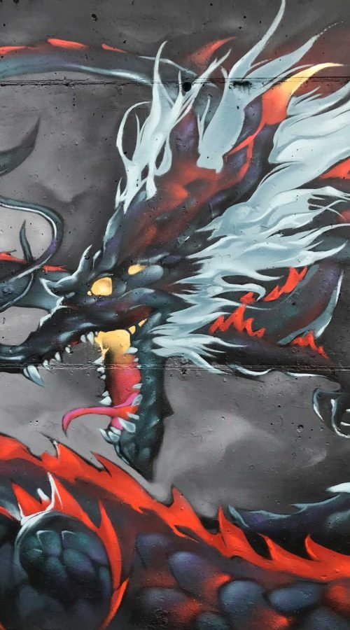 Mural urbano de dragón japonés en estilo mitológico con fuego