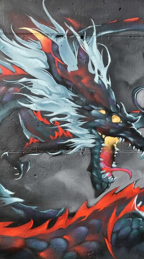 Mural urbano de dragón japonés en estilo mitológico con fuego