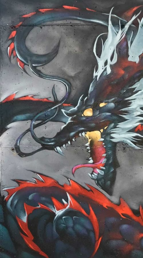 Mural urbano de dragón japonés en estilo mitológico con fuego