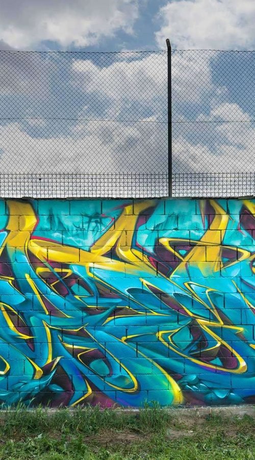 Graffiti de dragón lanzando fuego sobre fondo azul