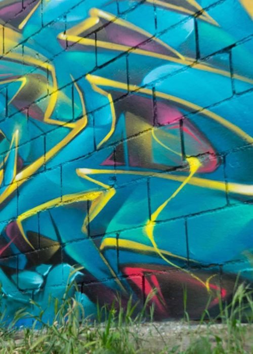 Graffiti de dragón lanzando fuego sobre fondo azul