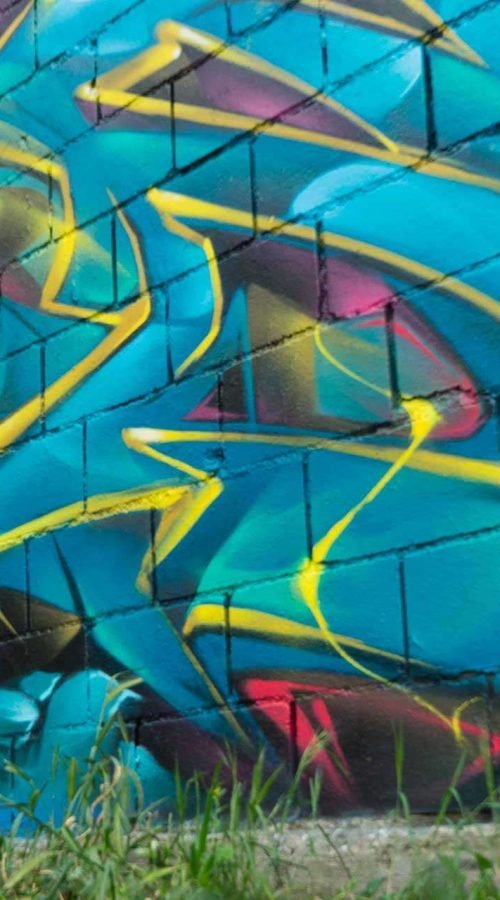 Graffiti de dragón lanzando fuego sobre fondo azul