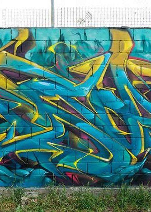 Graffiti de dragón lanzando fuego sobre fondo azul