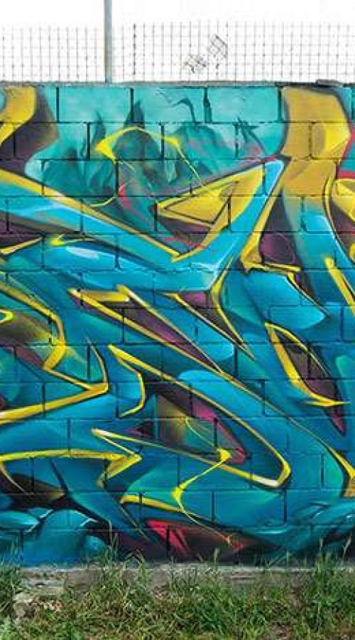 Graffiti de dragón lanzando fuego sobre fondo azul