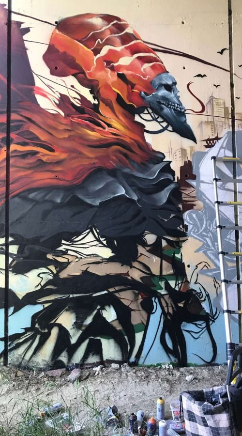 Graffiti de faraón egipcio con calavera y llamas en mural urbano