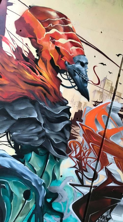 Graffiti de faraón egipcio con calavera y llamas en mural urbano