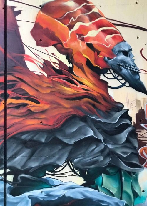 Graffiti de faraón egipcio con calavera y llamas en mural urbano