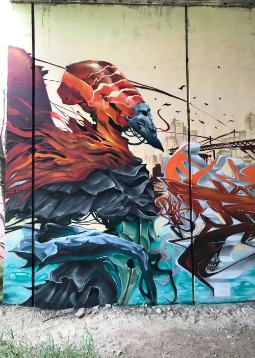 Graffiti de faraón egipcio con calavera y llamas en mural urbano