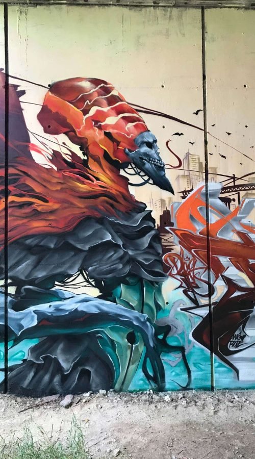 Graffiti de faraón egipcio con calavera y llamas en mural urbano