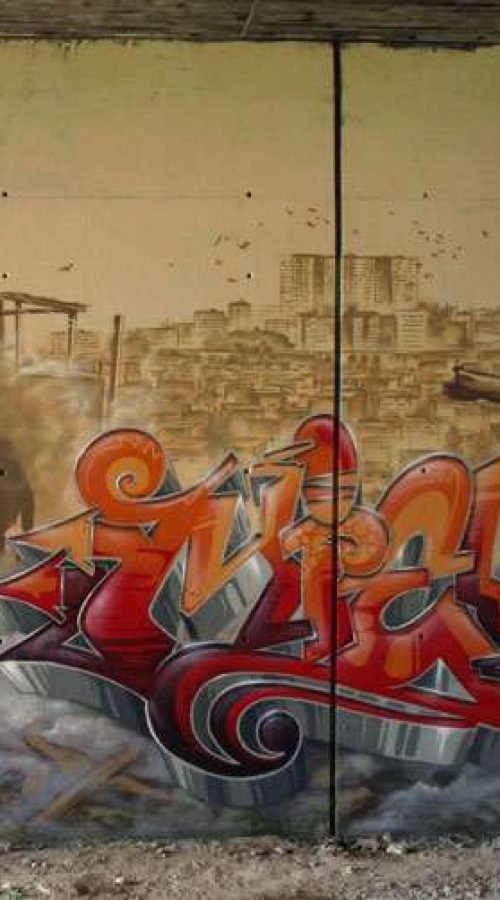 Graffiti de faraón egipcio con calavera y llamas en mural urbano