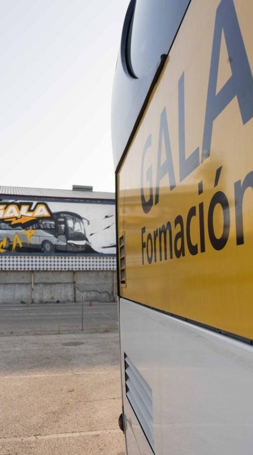 Graffiti con tráiler y texto en vallas publicitarias de Autoescuelas Gala