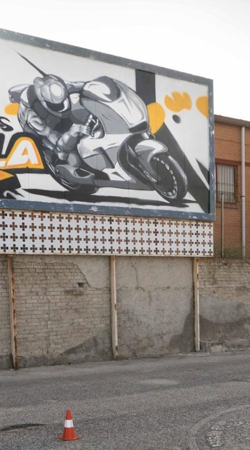 Graffiti con tráiler y texto en vallas publicitarias de Autoescuelas Gala