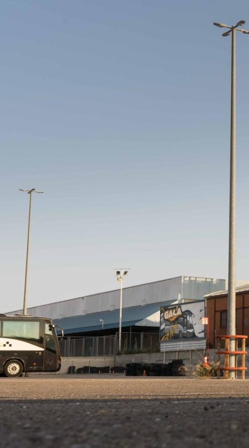 Graffiti con tráiler y texto en vallas publicitarias de Autoescuelas Gala