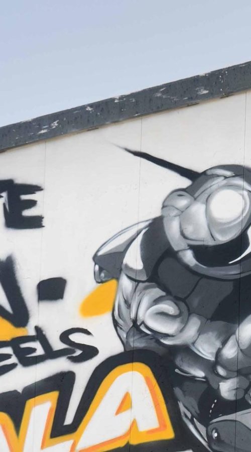 Graffiti con tráiler y texto en vallas publicitarias de Autoescuelas Gala