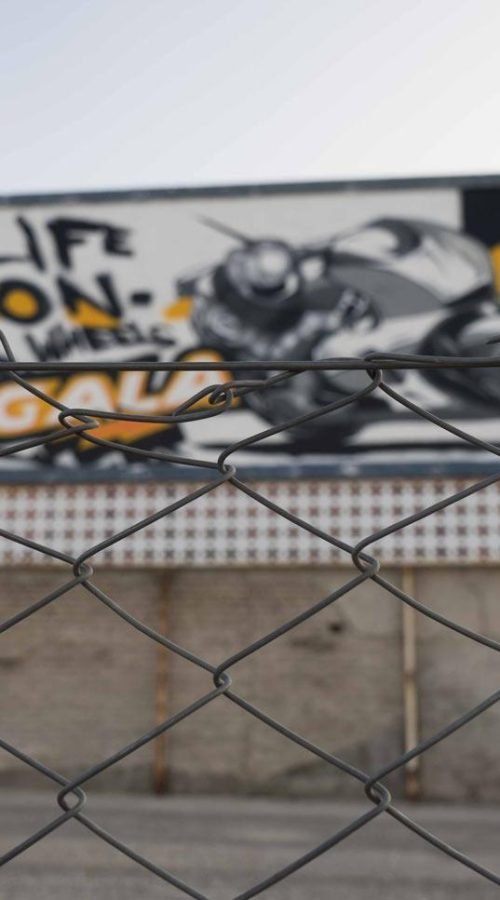 Graffiti con tráiler y texto en vallas publicitarias de Autoescuelas Gala