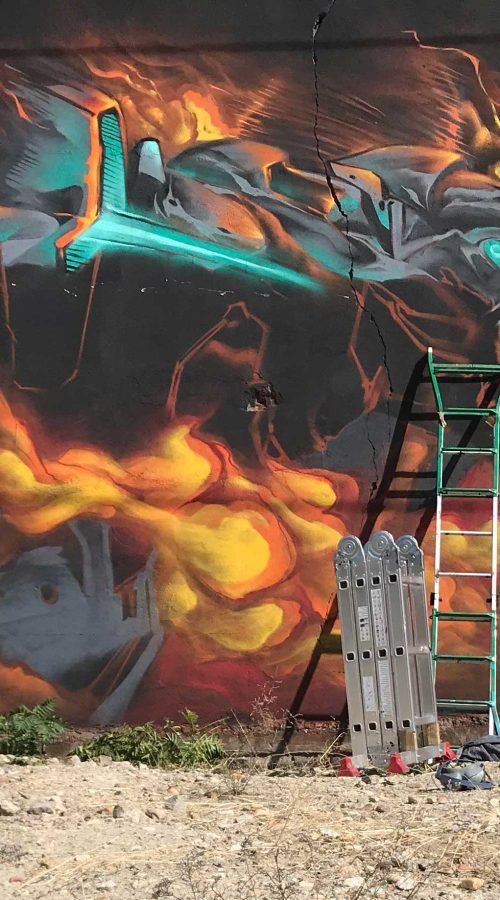 Mural graffiti Evangelion con mecha en llamas y energía