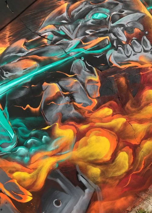 Mural graffiti Evangelion con mecha en llamas y energía