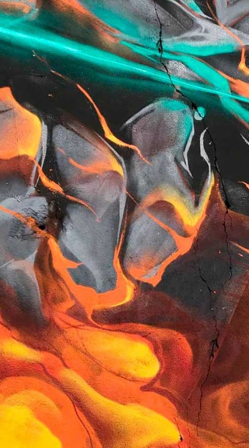 Mural graffiti Evangelion con mecha en llamas y energía