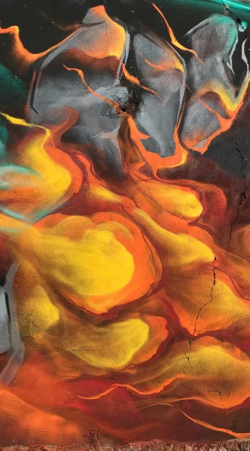 Mural graffiti Evangelion con mecha en llamas y energía