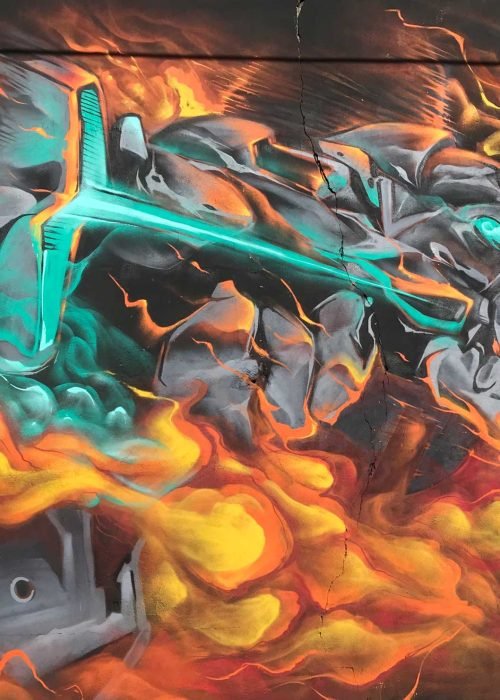 Mural graffiti Evangelion con mecha en llamas y energía