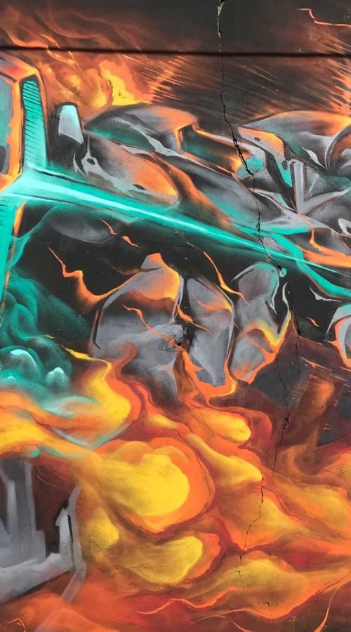 Mural graffiti Evangelion con mecha en llamas y energía