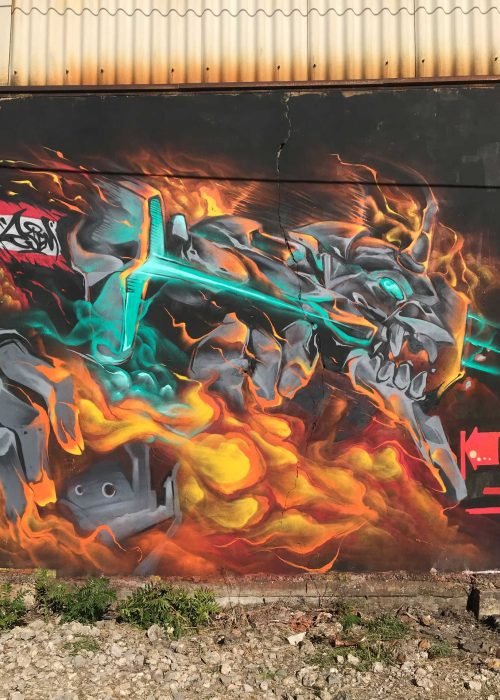 Mural graffiti Evangelion con mecha en llamas y energía