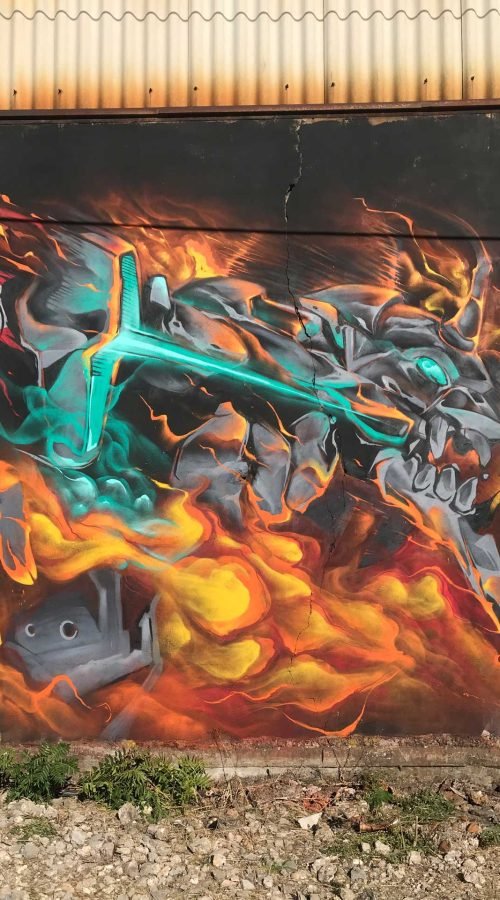 Mural graffiti Evangelion con mecha en llamas y energía