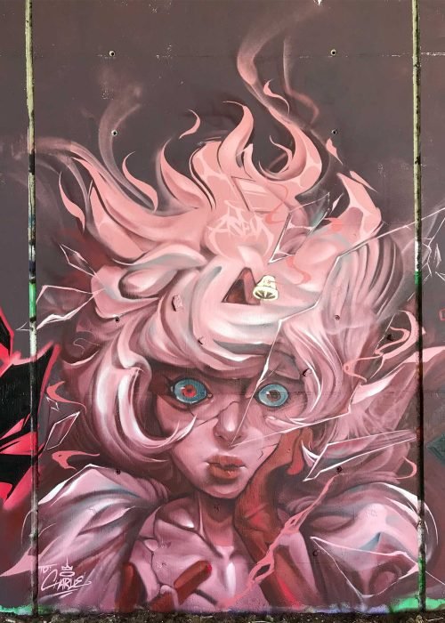 Mural urbano con retrato de hada fantástica entre cristales rotos