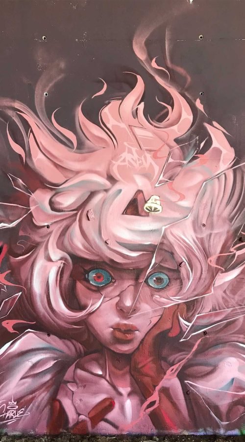 Mural urbano con retrato de hada fantástica entre cristales rotos