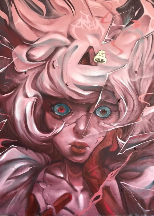 Mural urbano con retrato de hada fantástica entre cristales rotos