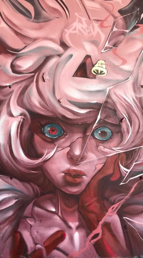 Mural urbano con retrato de hada fantástica entre cristales rotos